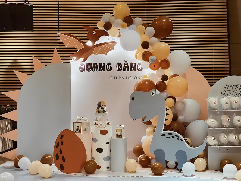 trang trí tiệc sinh nhật cho bé trai theo chủ đề khủng long