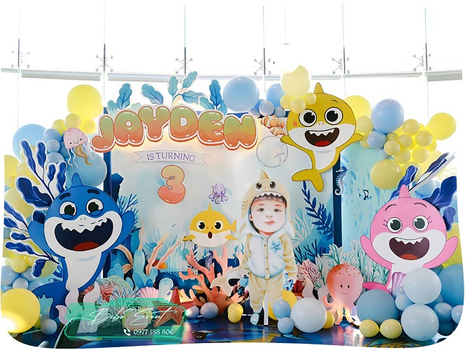 bé trai tổ chức sinh nhật chủ đề baby shark