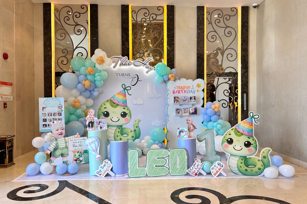 Backdrop trang trí tiệc thôi nôi cho bé tuổi tỵ tone màu xanh dương